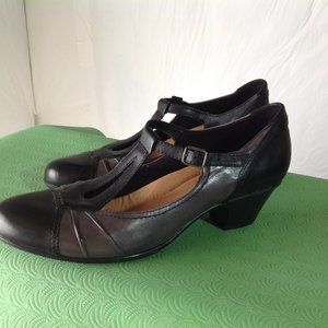 NIB Earth low heel t-strap pump 12